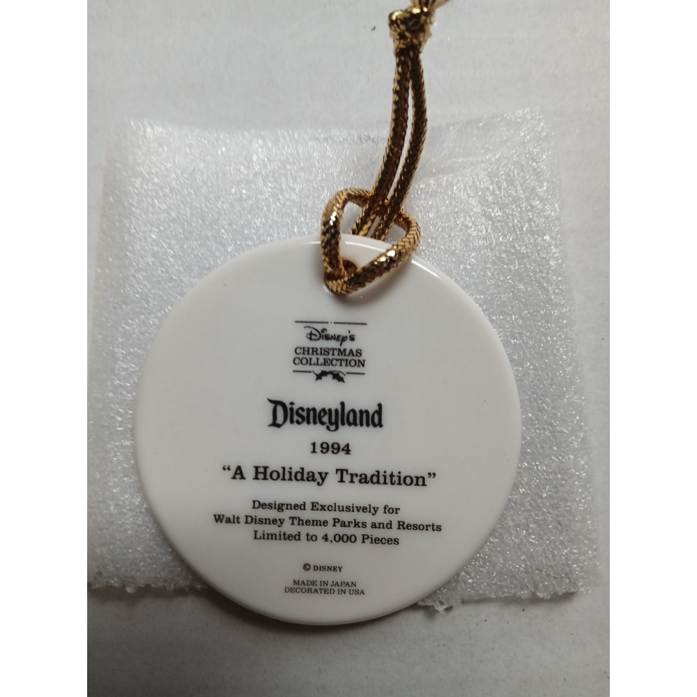DISNEYLAND 1994 SNOW WHITE PLATE ORNAMENT "A HOLIDAY TRADITION " - Picture 3 of 4